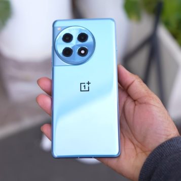 Le OnePlus 12R dans ma main