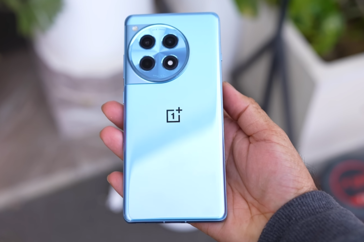 Le OnePlus 12R dans ma main